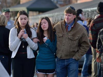 Für etwa eine Stunde herrschte völlige Unsicherheit auf dem Gelände der Arapahoe High School im Ort Centennial. Während sich der Schütze noch mutmaßlich im Gebäude aufhielt, geleiteten Sicherheitskräfte die Schüler ins Freie. Foto: Bob Pearson Schüler und Eltern