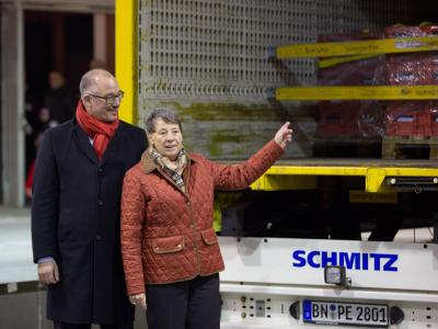 Der SPD-Landesvorsitzende Jan Stöß und Barbara Hendricks, Bundesschatzmeisterin der SPD, überwachen die Ankunft der Briefe des SPD-Mitgliedervotums im alten Postbahnhof in Berlin. Foto: Jörg Carstensen Jan Stöß und Barbara Hendricks