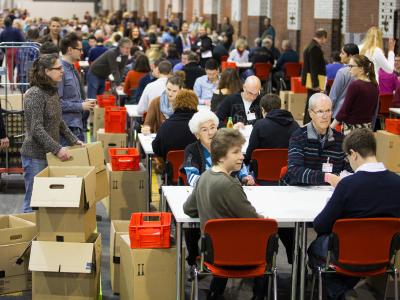 SPD-Mitglieder zählen im alten Postbahnhof am Gleisdreieck in Berlin Stimmen aus. Foto: Hannibal Auszählung SPD-Mitgliedervotum