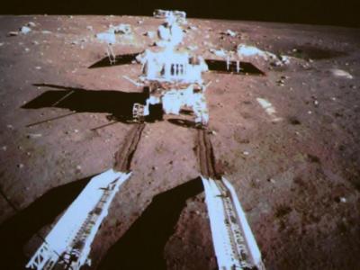 Ein großer Sprung für die junge Raumfahrtnation: Mehr als drei Jahrzehnte nach der letzten Mondlandung kurvt ein chinesischer Rover auf dem Erdtrabanten herum. Foto: Imaginechina/Chinesisches Staatsfernsehen Erste chinesische Mondlandung geglückt