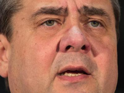 Es passt zu Sigmar Gabriels politischer Karriere, die von Auf und Abs gekennzeichnet war. Auf einmal wird er Vizekanzler, wo er vor wenigen Wochen noch um seinen Chefsessel im Willy-Brandt-Haus bangen musste. Foto: Hannibal Sigmar Gabriel