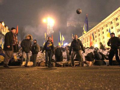 Kalte Nächte in Kiew: Um warm zu bleiben spielen ein paar Demonstranten Fußball. Foto: Tatyana Zenkovich Kiew