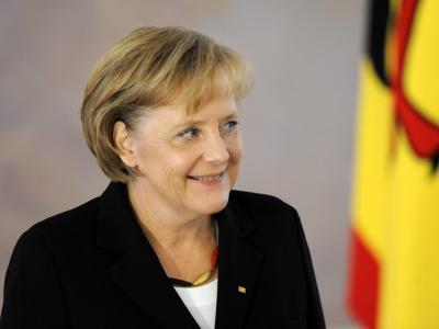 Zweiter Abschnitt einer langen Kanzlerschaft: Bundeskanzlerin Angela Merkel erhält am 28.10.2009 im Schloss Bellevue in Berlin die Ernennungsurkunde von Bundespräsident Köhler. Foto: Maurizio Gambarini/Archiv Angela Merkel