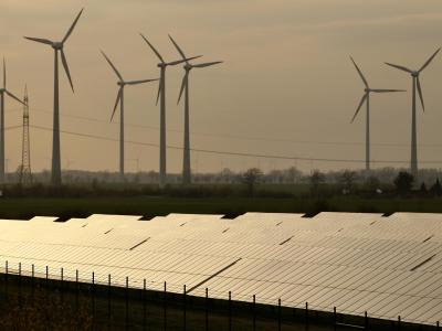 Der neuen Bundesregierung droht Ärger aus Brüssel - die Kommission will gegen die Industrierabatte bei der Energiewende vorgehen. Foto: Jan Woitas/Archiv Windräder hinter Solarpark