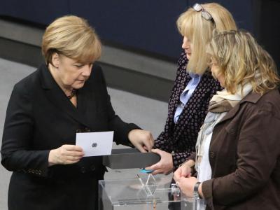 Angela Merkel gibt ihre Stimme zur Kanzlerwahl ab. Foto: Michael Kappeler Kanzlerwahl