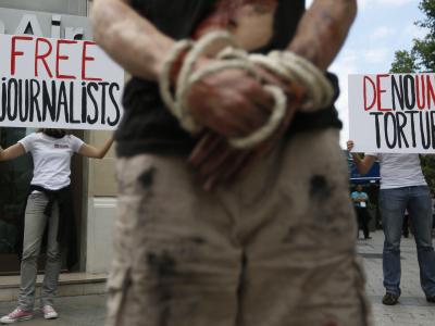 Protestaktion von Reporter ohne Grenzen. Das gefährlichste Land für die Medien war 2013 Syrien, wo zehn professionelle Berichterstatter und 35 Bürgerjournalisten starben. Foto: Ian Langsdon/Archiv Protestaktion von Reporter ohne Grenzen