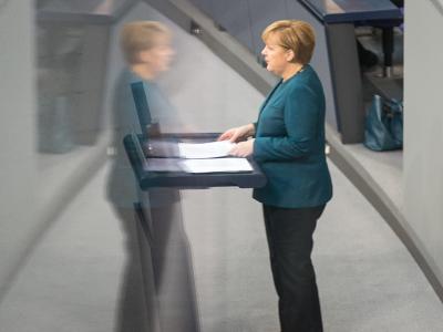 Bundeskanzlerin Angela Merkel gibt im Bundestag ihre erste Regierungserklärung der neuen Legislaturperiode ab. Foto: Hannibal Angela Merkel