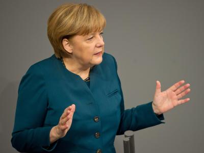 Alles wie gehabt? Regierungserklärung der Kanzlerin zu Europa, dann «Antrittsbesuch» mit Comeback-Außenminister Steinmeier in Paris. Trotzdem könnte sich in der deutschen Außenpolitik einiges verändern. Foto: Tim Brakemeier Angela Merkel