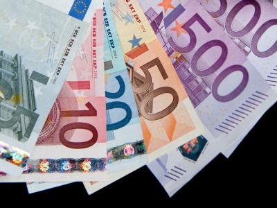 Die Gemeindekassen profitieren von der guten Konjunktur. Aber nicht so sehr, dass sie ihr Defizit loswerden. Gleichzeitig steigen nämlich ihre Ausgaben. Foto: Robert Schlesinger Euroscheine