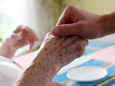 Pflege geht ganz schön ins Geld. Weit mehr als Tausend Euro müssen Betroffene pro Monat zum Teil selbst aufbringen. Nicht jeder kann sich das leisten. Foto: Oliver Berg/Archiv Pflege von Senioren