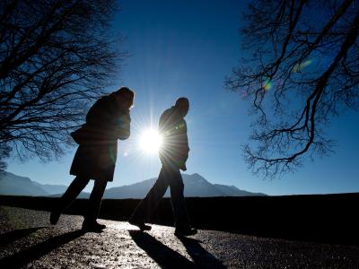 Spaziergänge und ausreichend Schlaf sind gerade im Winter zu empfehlen. Foto: Lukas Barth Spaziergang