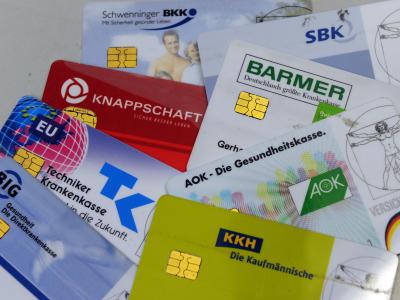 Bis Ende November kehrten rund 5000 Nichtversicherte zu gesetzlichen Kassen zurück, etwa 2700 zu privaten Versicherungen. Foto: Foto: Angelika Warmuth/Symbol Krankenkassenkarten