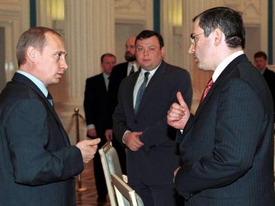 Russlands Präsident Wladimir Putin im Mai 2001 zusammen mit dem damaligen Yukos-Chef Michail Chodorkowski. Foto: Tass Pool/Archiv Putin und Chodorkowski