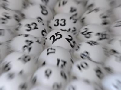 Die Rennwetten- und Lotteriesteuereinnahmen stiegen besonders stark. Foto: Arne Dedert/Symbolbild Lottokugeln