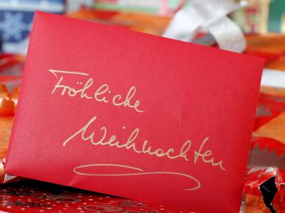 Einfach nur Geld - das ist es, was sich die meisten zu Weihnachten wünschen. Foto: Malte Christians Umschlag unterm Weihnachtsbaum