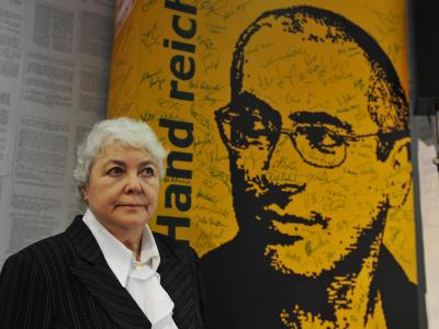Marina Chodorkowskaja vor einem Wandbild ihres Sohnes. Foto: Rainer Jensen Marina Chodorkowskaja
