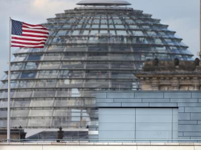 Das Dach der US-Botschaft in Berlin: Medienberichten zufolge diente die Botschaft wohl als Horchposten. Foto: Wolfgang Kumm/Archiv US-Botschaft und Reichstag