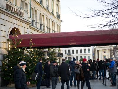 Kamerateams und Schaulustige vor dem Hotel Adlon in Berlin. Foto: Ole Spata Hotel «Adlon»
