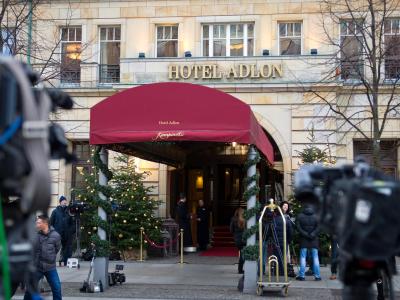 Zahlreiche Fernsehteams stehen vor dem Eingang zum Hotel Adlon in Berlin, um einen Blick auf Familie Chodorkowski zu erhaschen. Foto: Ole Spata Hotel «Adlon»
