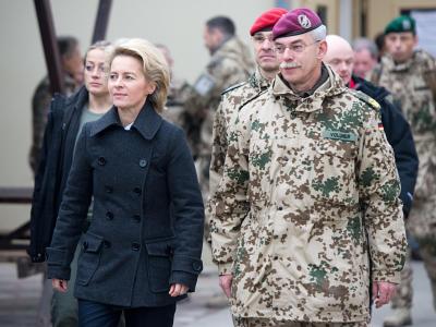 Bundesverteidigungsministerin, Ursula von der Leyen (CDU) im Feldlager Camp Marmal der Bundeswehr in Masar-i-Scharif in Begleitung von Generalmajor Jörg Vollmer. Foto: Maurizio Gambarini Von der Leyen in Afghanistan