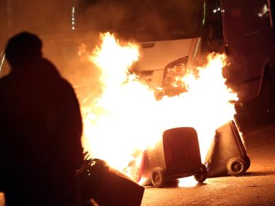 Mülltonnen brennen in einer Seitenstraße der Reeperbahn. Foto: Bodo Marks Ausschreitungen