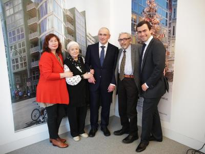 Michail Chodorkowski (M) mit seiner Mutter Marina (2.v.l.), seinem Vater Boris (2.v.r.), seinem Sohn Pawel und seiner ersten Frau Jelena. Foto: Michael Kappeler Chodorkowski mit Familie