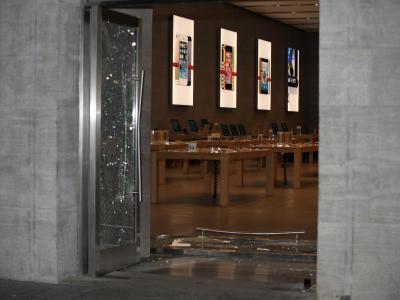 Zerstörter Eingangsbereich des Apple Stores in Berlin. Foto: Oliver Mehlis Apple Store