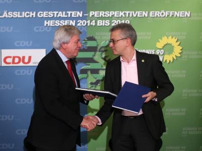 Der hessische Ministerpräsident, Bouffier (CDU, l), und der künftige Wirtschaftsminister Al-Wazir (Bündnis 90/Die Grünen) haben den Koalitionsvertrag unterzeichnet. Foto: Fredrik von Erichsen/dpa Schwarz-Grün in Hessen