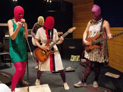 Pussy Riot bei einer Probe in ihren charakteristischen Wollmasken. Foto: Anna Volkova/Archiv Pussy Riot