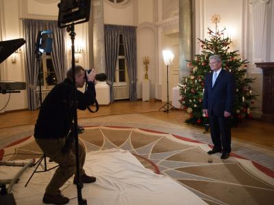 Bundespräsident Joachim Gauck präsentiert sich im Schloss Bellevue bei der Aufzeichnung der Weihnachtsansprache. Foto: Michael Kappeler Weihnachtsansprache