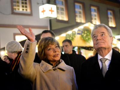 Bundespräsident Joachim Gauck und seine Lebensgefährtin Daniela Schadt gehen über den Weihnachtsmarkt. Foto: Franziska Kraufmann Weihnachten mit dem Bundespräsidenten