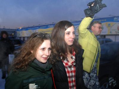 Pussy Riot Mitglieder Nadja und Mascha sind zum ersten Mal seit zwei Jahren wieder zusammen. Foto: ITAR-TASS/ Viktor Khrebtov Nadeschda Tolokonnikowa und Maria Aljochina