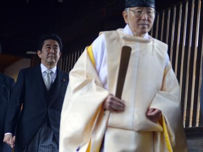 Mit einem Besuch des umstrittenen Yasukuni-Schreins reizt Japans Ministerpräsident Abe China. Foto: Franck Robichon Besuch des Yasukuni-Schreins