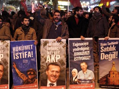 Proteste in Istanbul: Die Türkei wird seit über einer Woche von einem Korruptionsskandal erschüttert. Foto: Sedat Suna Proteste in Istanbul