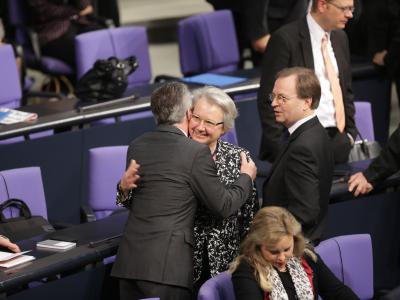 Thomas de Maiziere (CDU) und die ehemalige Bildungsministerin Schavan (CDU) umarmen sich am 17.12.2013 im Bundestag. Foto: Kay Nietfeld Umarmung