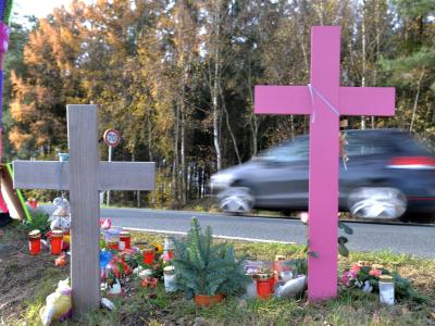 Kreuze, Bilder und Kerzen erinnern an bei einem Unfall verstorbene Jugendliche. Foto: Carmen Jaspersen/Archiv Kreuze an der K70