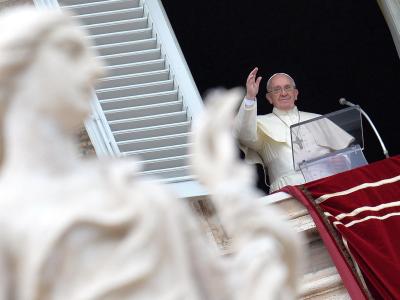 Papst Franziskus begrüßt die Gläubigen auf dem Petersplatz in Rom. Foto: Ettore Ferrari Papst Franziskus