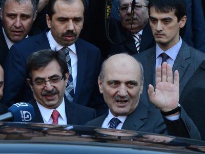 Umweltminister Erdogan Bayraktar winkt nach seinem Amtsverzicht. Foto: Volkan Furuncu Bayraktar
