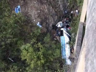 Der Reisebus stürzte in der Nacht zum Freitag in eine etwa 40 Meter tiefe Schlucht in einer abgelegenen Region in Thailand. Foto: EPA/STR Nord-Thailand
