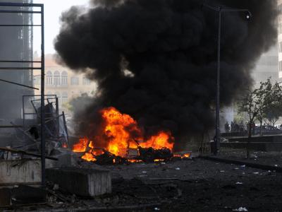 Nach der größeren Explosion steigen Flammen und Rauch auf. Foto: Samir Talih Explosion