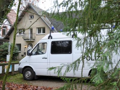 Ein Polizeiwagen steht in Gütersloh vor dem Haus, in dem zwei Tote gefunden wurden. Foto: Caroline Seidel Spurensuche