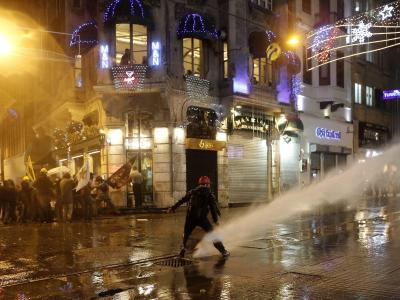 Die Regierungsgegner hatten angesichts des Korruptionsskandals zu einer Demonstration auf dem Taksim-Platz aufgerufen. Foto: Tolga Bozoglu Wasserwerfereinsatz in Istanbul