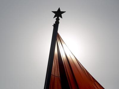 China schafft die Umerziehungslager ab. Menschenrechtsgruppen werfen Peking jedoch Augenwischerei vor. Foto: Diego Azubel Die Rote Flagge