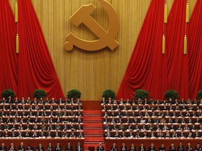 Blick in die Große Halle des Volkes in Peking: Von Meinungsfreiheit und freien Wahlen ist China weiter weit entfernt. Foto: How Hwee Young Kommunistische Partei