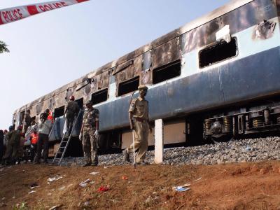 Indische Poizisten stehen vor dem ausgebrannten Waggon. Augenzeugen zufolge gab es keinen Feuerlöscher. Foto: Jagadeesh NV Ausgebrannter Waggon