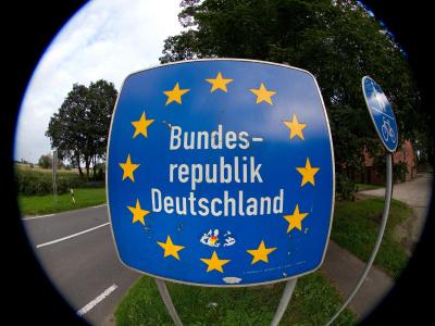 Der 1. Januar markiert den letzten Schritt zur vollständigen Arbeitnehmerfreizügigkeit innerhalb der EU. Foto: Friso Gentsch Grenzschild