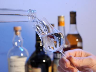 Zum Jahreswechsel fordert die Deutsche Hauptstelle für Suchtfragen effektivere Maßnahmen gegen Alkoholmissbrauch. Foto: Bernd Weißbrod/Illustration. Alkohol