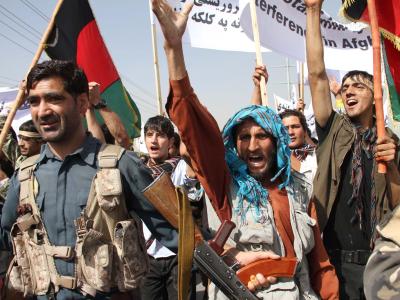 Afghanen bei einer Demonstration gegen Pakistan: Nach Geheimdienstinformationen könnte das Land ins Chaos zurückfallen. Foto: S. Sabawoon/Illustratioin Protest in Kabul