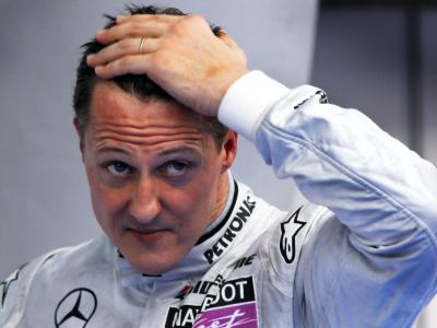 Der damalige Formel-1-Rennfahrer Michael Schumacher läuft beim Großen Preis von Malaysia in Kuala Lumpur durch die Boxengasse. Foto: Jens Büttner/Archiv Schumacher beim GP von Malaysia