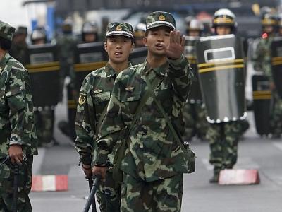 Sicherheitskräfte haben in Chinas Unruheprovinz Xinjiang eine Straße gesperrt. Foto: Diego Azubel/Archiv Gespannte Ruhe